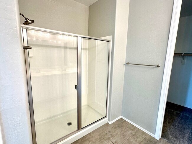 Building Photo - Fantastic 4BR/3BA Richmond American Larimar in Entrada Del Oro! Features white shaker cabinets, q...