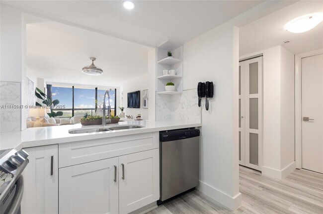 Building Photo - 2555 Collins Ave