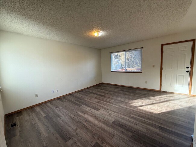 Building Photo - Near Ft Carson, 1342sf Bi-level, 3bd/2ba/2...