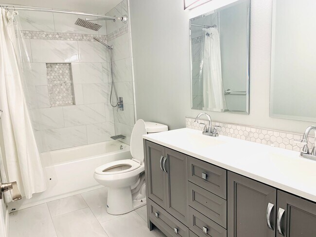 Building Photo - Light, Bright and Updated 2 bed 1.5 bath townhouse in Lynnwood