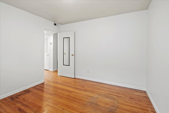 Building Photo - 306 E 19th St