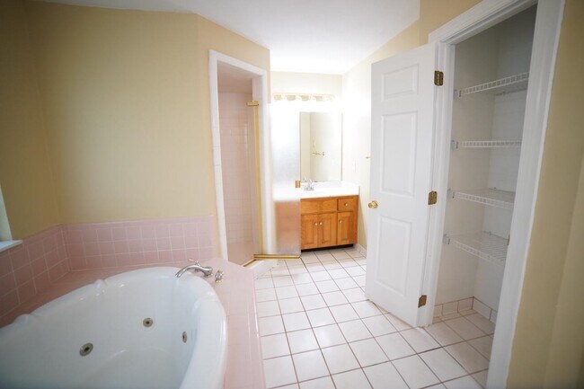 Building Photo - 352 Meadow Ridge Dr