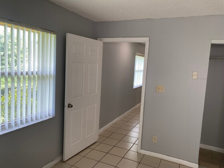 Building Photo - 3483 Coral Springs Dr