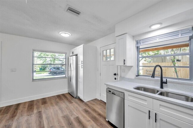 Building Photo - 304 W Idlewild Ave