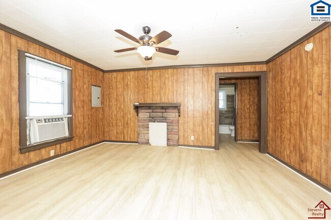 Building Photo - 1002 33rd Ave N