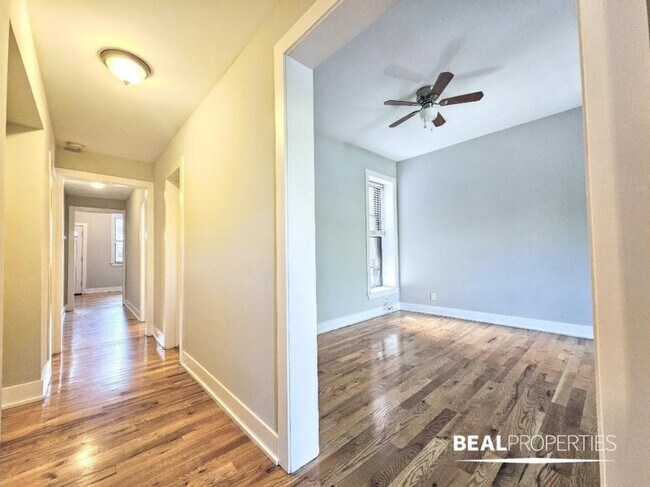 Building Photo - 3 bedroom in CHICAGO IL 60657