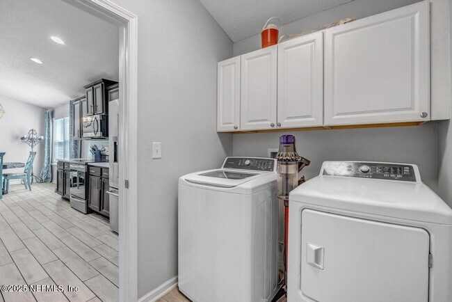 Building Photo - 11533 Red Koi Dr