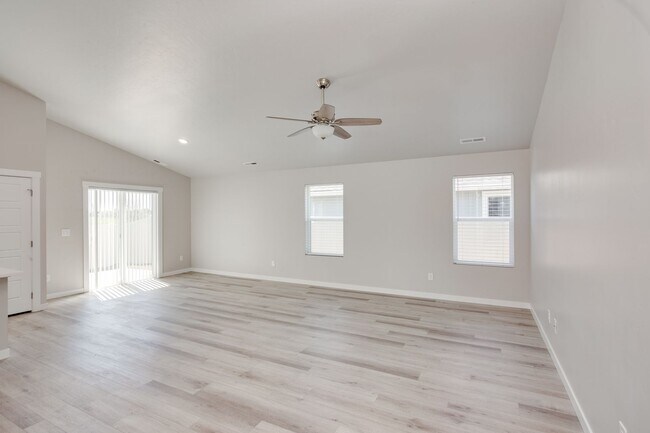 Building Photo - Beautiful 4 Bedroom Upscale Home