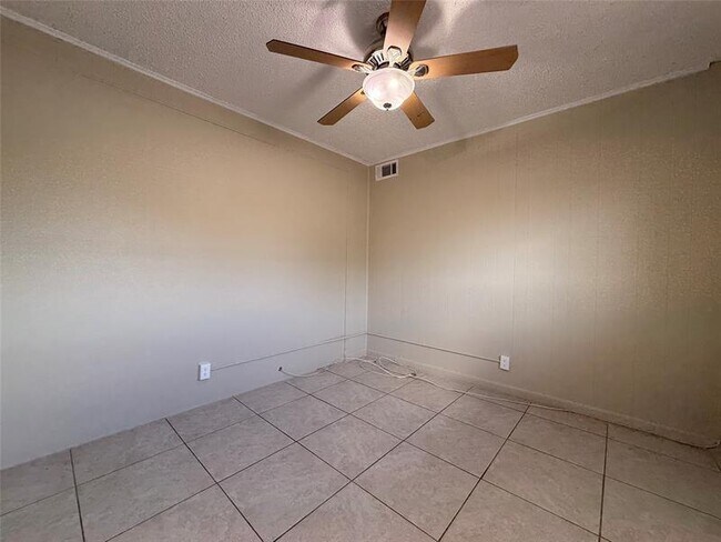 Building Photo - 530 NE 34th Ct