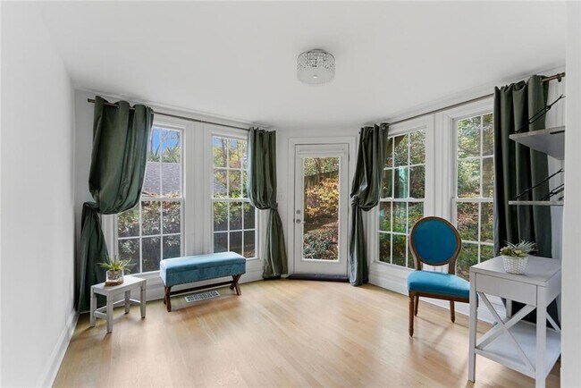 Building Photo - 302 Hascall Rd NW