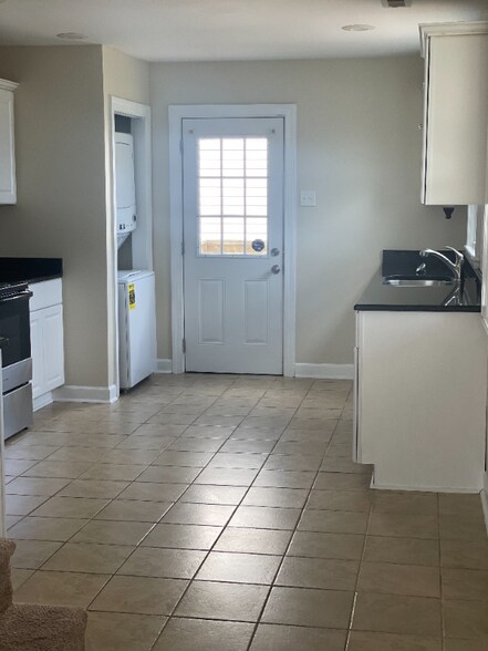 Building Photo - 3107 Scott St