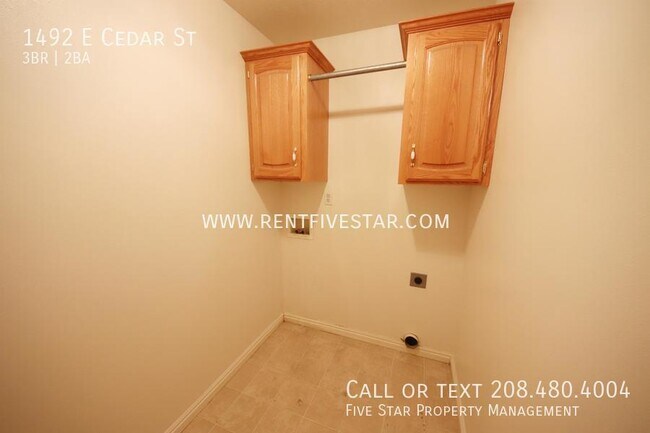 Building Photo - Beautiful Home Available in Central Pocate...