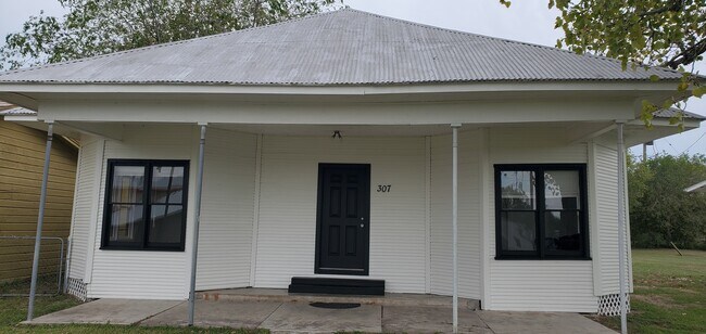 Primary Photo - 307 Dallas Ave