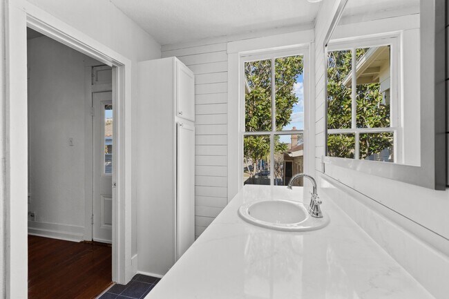 Building Photo - 611 Church St