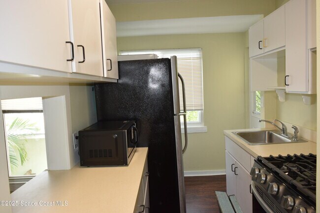 Building Photo - 658 Young St