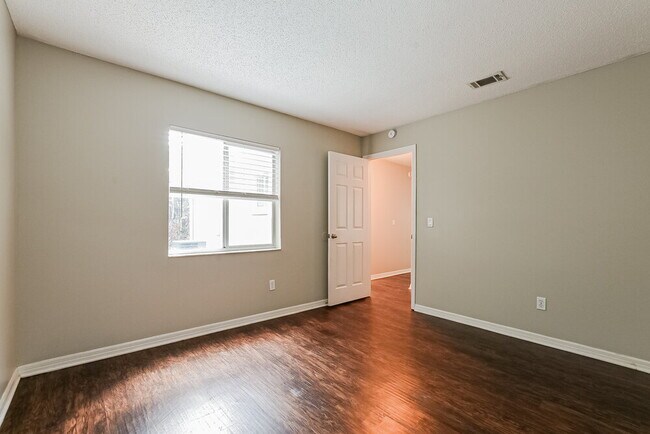 Building Photo - 813 Heather Glen Cir