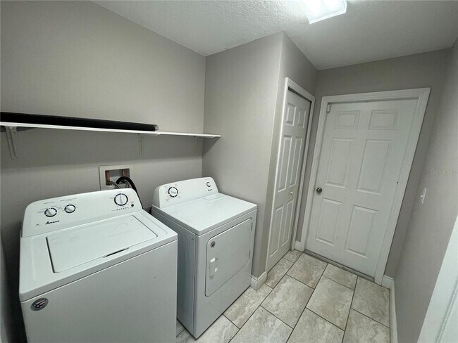 Building Photo - 197 Maple Dr