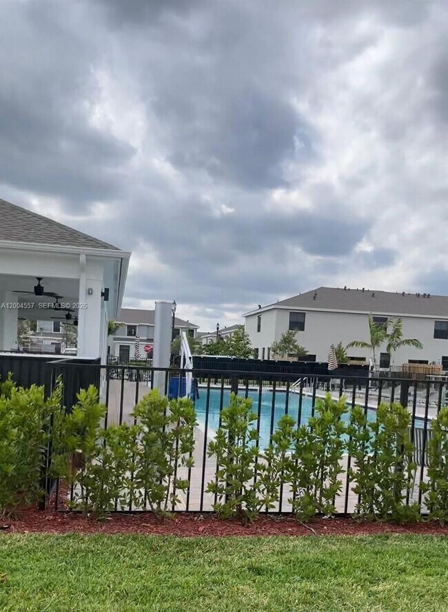 Building Photo - 1431 NE 3rd Ave