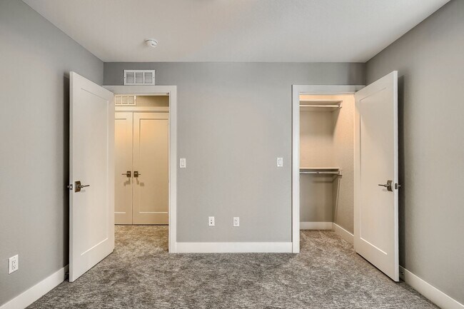 Building Photo - 3 bedroom / 3.5 bath Townhome + 2 Large Flex Spaces & Spacious Roof Top Deck!