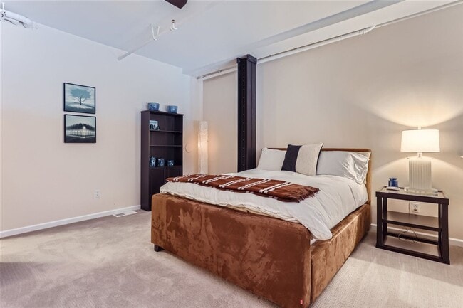 Building Photo - Stunning Downtown Loft w/23 ft. Ceilings -...