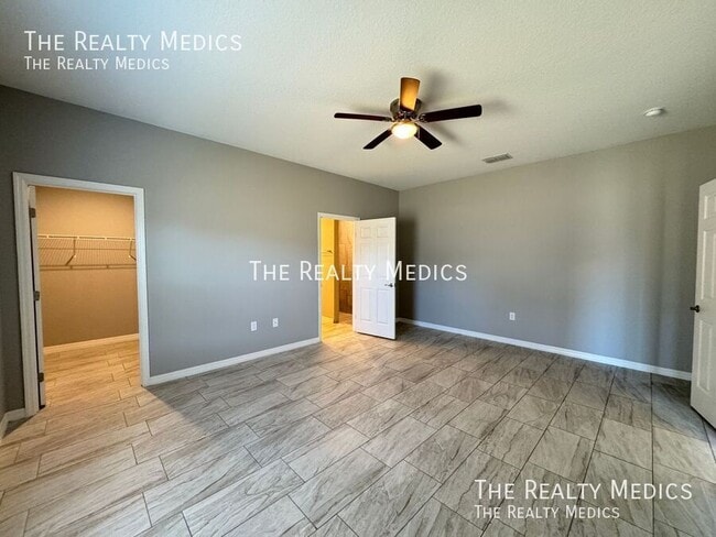 Building Photo - 2570 SE Rayburn Ave