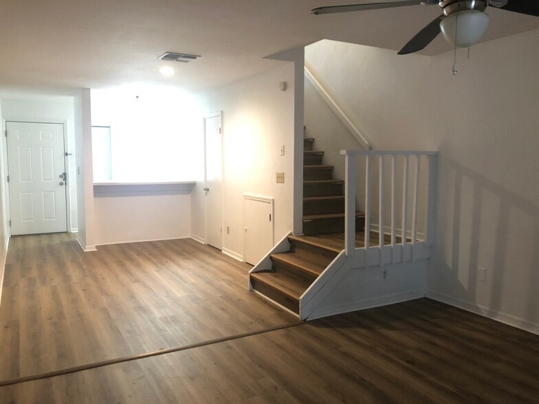Building Photo - 807 SW 60th Ter