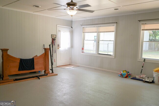 Building Photo - 307 Pinewood Dr