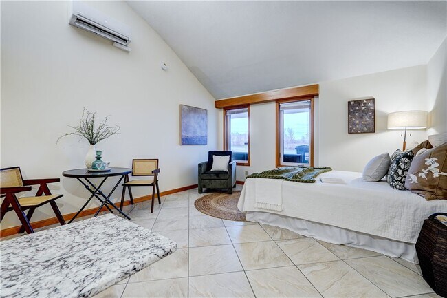 Building Photo - 2654 Whalen Rd