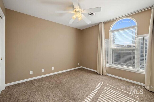 Building Photo - SE Boise 2 Story Charmer