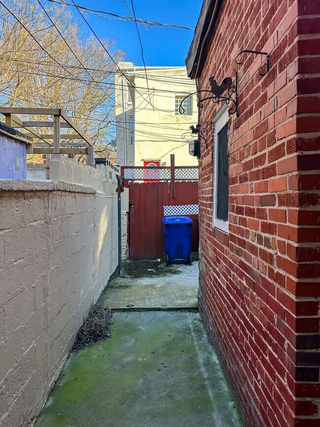 Building Photo - Bright 2 Bed 1 Bath Townhome w/ Den in But...