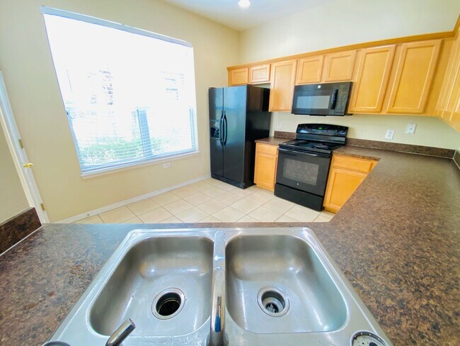 Building Photo - 3BD / 2.5BA Carriage Home