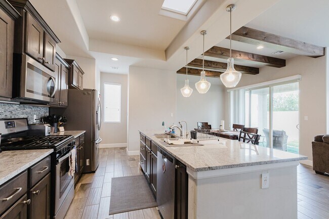 Building Photo - Spacious 3 Bedroom 2 Bath Home with 3-Car ...