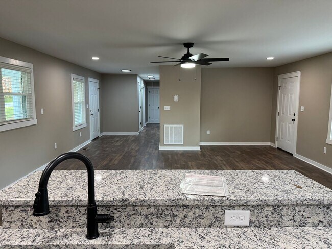 Building Photo - 516 Claremoor Ave