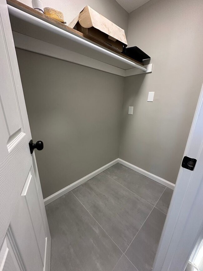 Building Photo - 4 bedroom 2.5 bath single family in Burlin...