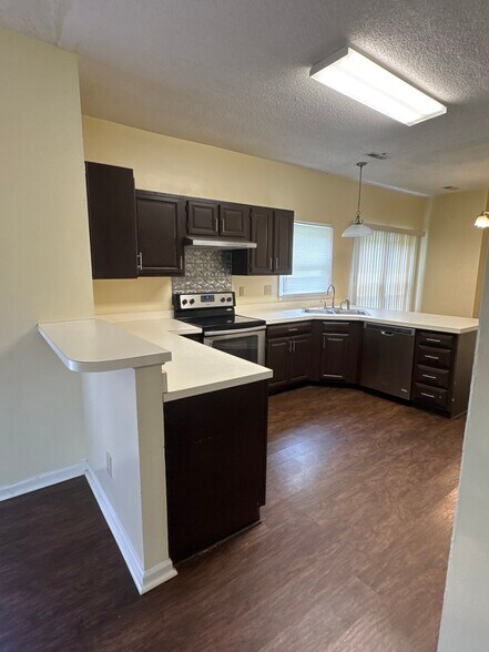 Kitchen - 160 Wainwright Mnr