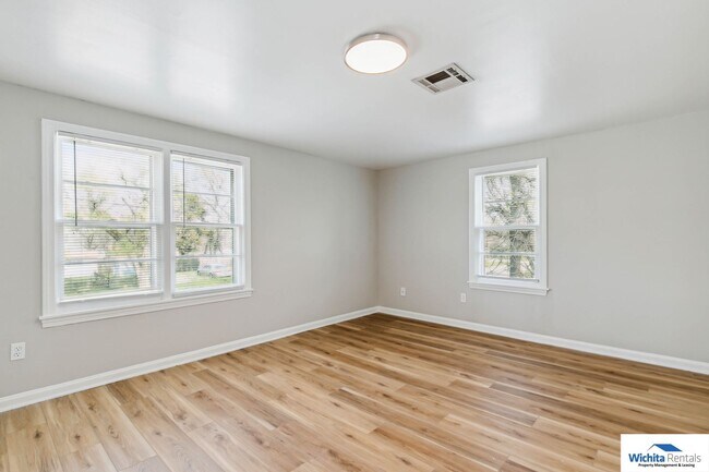 Building Photo - 802 S Everett St