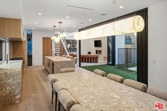 Building Photo - 738 Palms Blvd