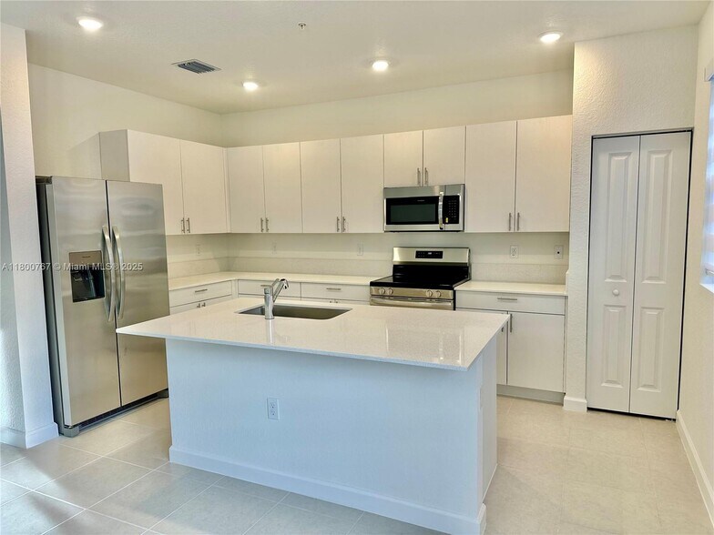 Building Photo - 114 SW 184th Pl