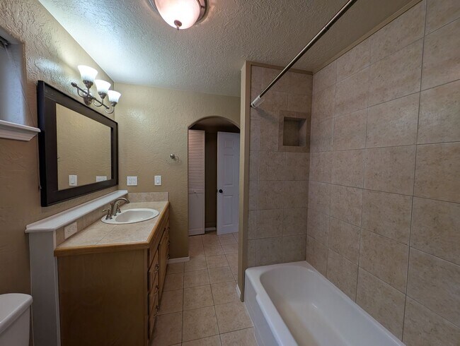 Building Photo - Easy Commute with Stunning Views!