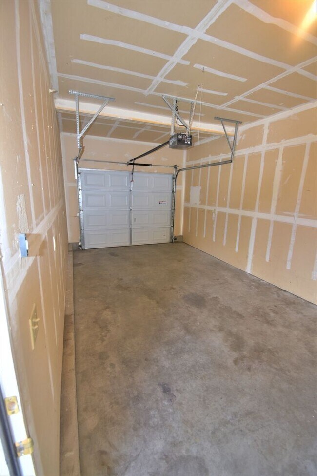 Building Photo - 2Bed with OFFICE and DETACHED GARAGE! Grea...