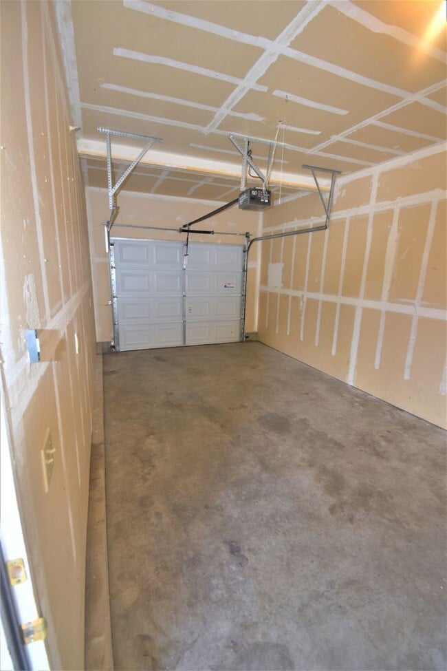 Building Photo - 3 Bedroom with DETACHED GARAGE! Great Central Location with Easy Access to MSU!