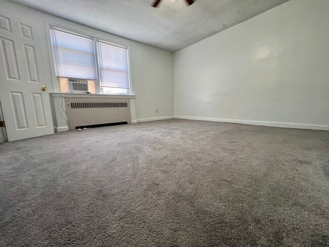 Building Photo - Stunning 3-Bedroom Townhome in Drexel Hill! Available NOW!