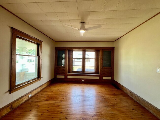 Building Photo - 4 Bedrooms 2 full Bath for rent
