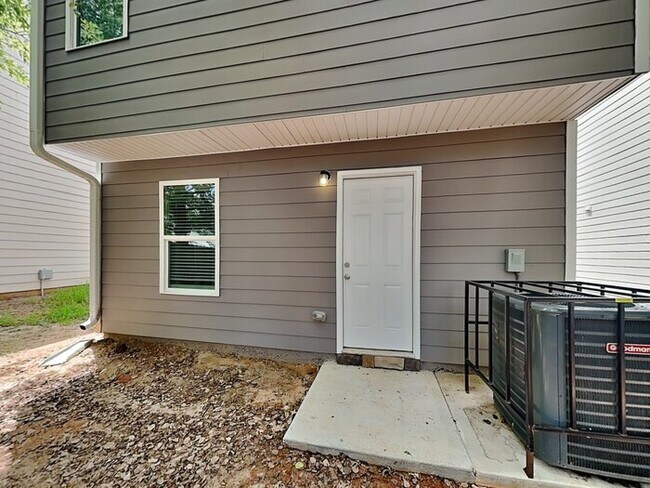 Building Photo - Lovely 3 Bedroom 2.5 Bath Home located in ...