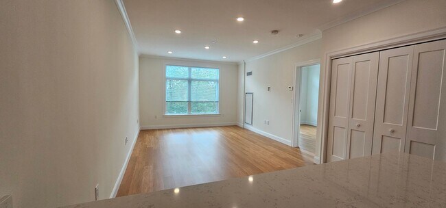 Building Photo - Luxury 1-Bed/1-Bath with Laundry in Unit