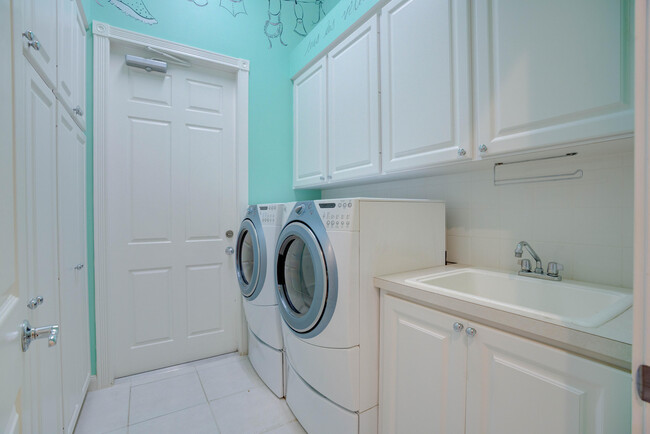 Building Photo - 256 San Remo Dr