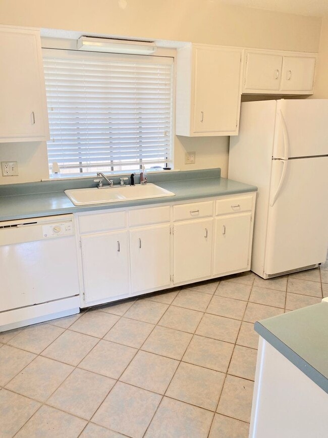 Building Photo - 2/1.5 NE Jackson Townhome