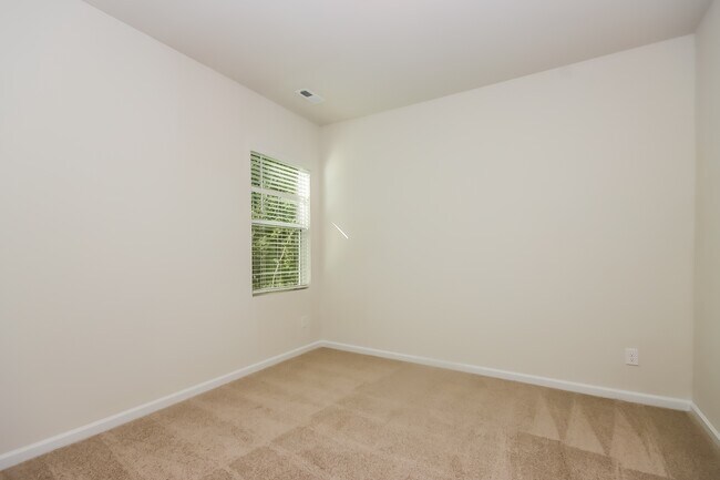 Building Photo - 176 Nottingham Rd