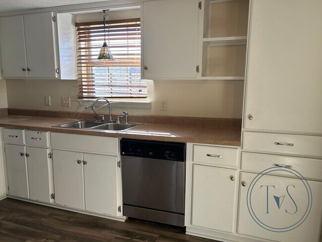 Building Photo - MOVE-IN SPECIAL: $500 OFF 1st MONTH'S RENT!**