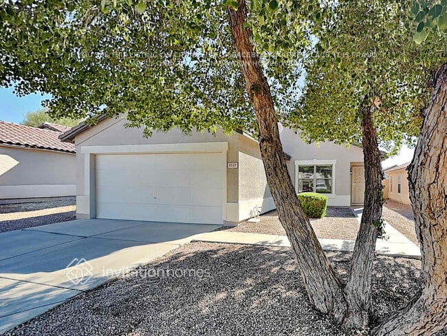 Building Photo - 8529 E Lakeview Ave